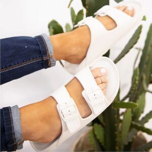 WOMEN"S DOUBLE STRAP ADJUSTABLE BUCKLE ROUND TOE SLIP-ON WOMEN"S FOOTBED SANDALS